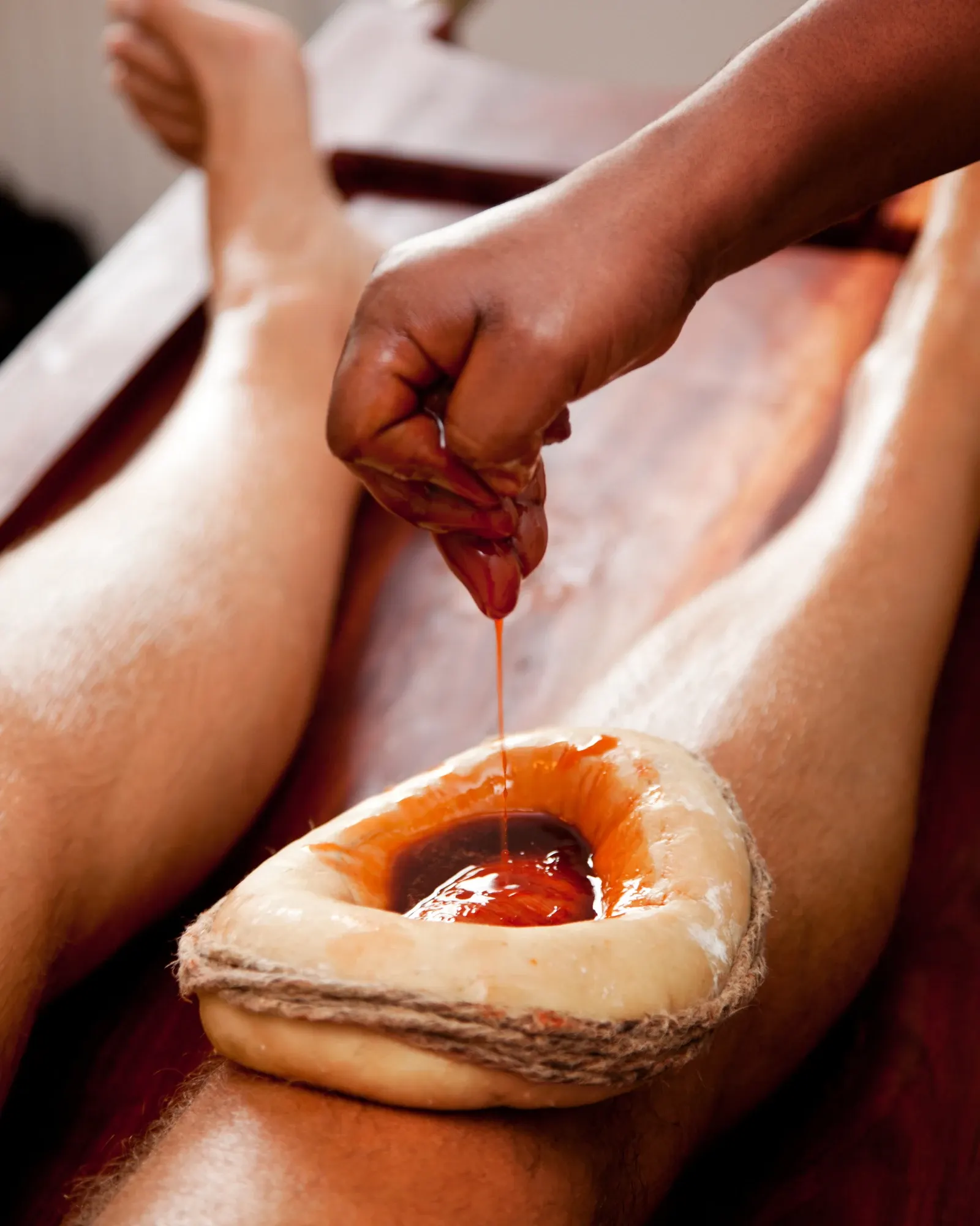 Janu Basti, a classical Panchkarma oil therapy at Ayuskama